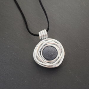 Kettenanhänger "Granit" aus Aluminiumdraht mit Veloursband