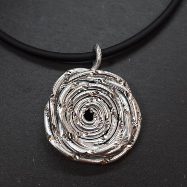 Set Kette und Ohrhänger aus Aluminiumdraht - silberfarben – Bild 2
