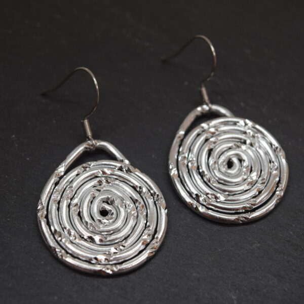Set Kette und Ohrhänger aus Aluminiumdraht - silberfarben – Bild 4