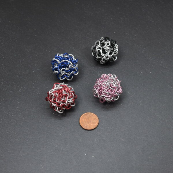 Collier mit Wuschelkugel aus Aluminiumdraht – Bild 3