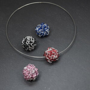 Collier mit Wuschelkugel aus Aluminiumdraht