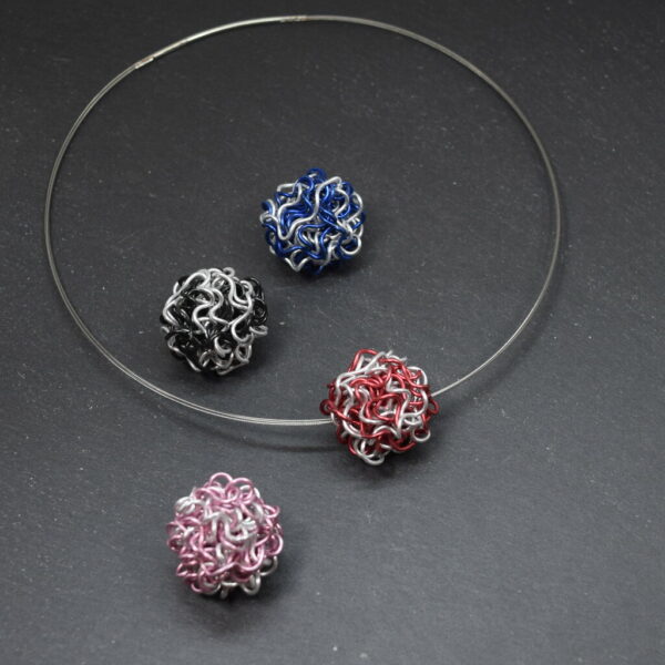 Collier mit Wuschelkugel aus Aluminiumdraht