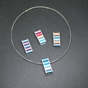 Collier mit Aluwalzen-Anhänger Blautöne