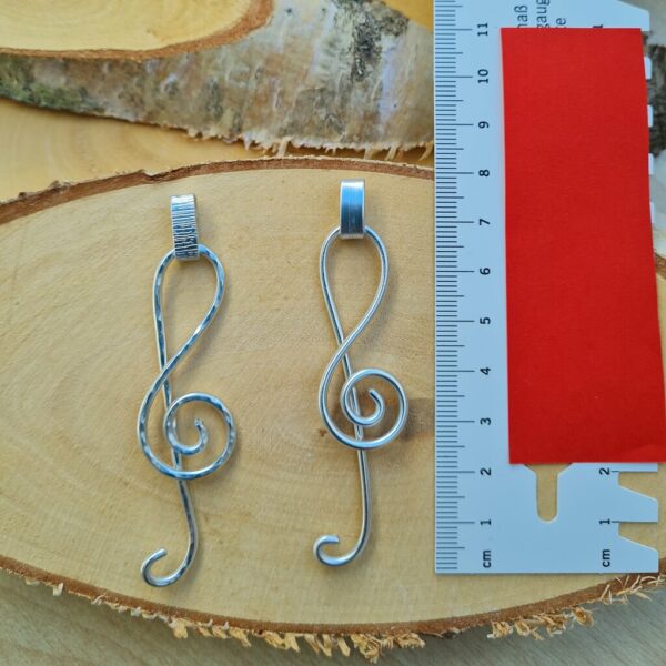 Kettenanhänger Notenschlüssel aus Aluminiumdraht groß – Bild 2