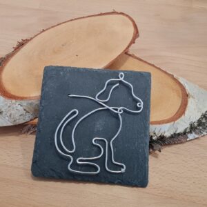 Hund auf Schieferplatte